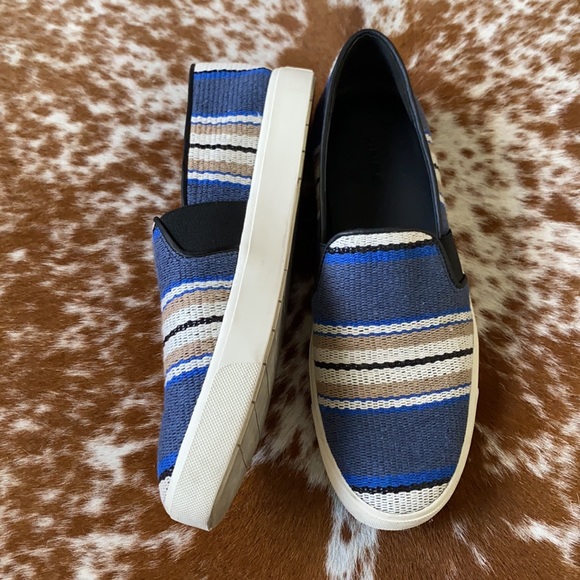 Vince Camuto sneakers 👟 blue and white stripes - Picture 3 of 6